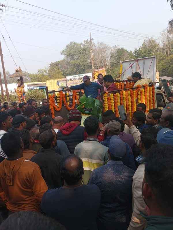 मृतक उदय के घर उमड़ी भीड़ मृतक उदय के घर उमड़ी भीड़