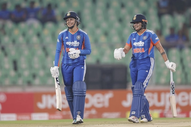 सलामी बल्लेबाज स्मृति मंधाना और शैफाली वर्मा