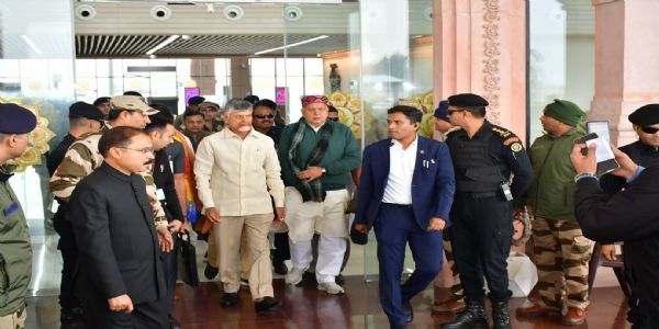 आन्ध्र प्रदेश के मुख्यमंत्री चन्द्र बाबू नायडू महर्षि वाल्मीकि इंटरनेशनल एयरपोर्ट पहुचें आन्ध्र प्रदेश के मुख्यमंत्री चन्द्र बाबू नायडू महर्षि वाल्मीकि इंटरनेशनल एयरपोर्ट पहुचें