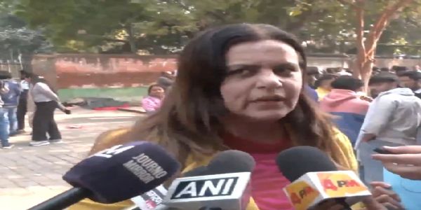 दिल्ली के जंतर-मंतर पर पत्रकारों को रविवार को संबोधित करती कार्यकर्ता योगिता भयाना दिल्ली के जंतर-मंतर पर पत्रकारों को रविवार को संबोधित करती कार्यकर्ता योगिता भयाना