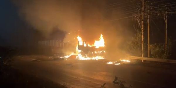 चलती मालवाहक लॉरी में भयावह आग, इलाके में मचा हड़कंप