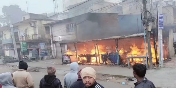 फल विक्रेता की दुकान में लगी आग, लाखों की संपत्ति जलकर खाक