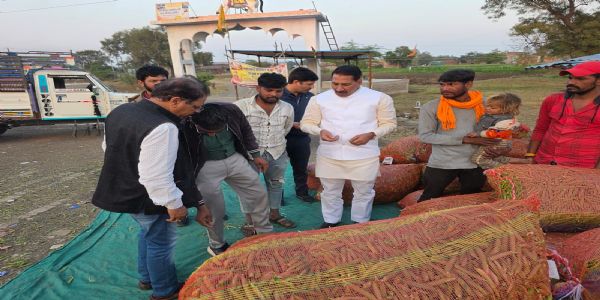 कृषि मंत्री कंषाना ने मटर की फसल का निरीक्षण कर किसानों से किया संवाद