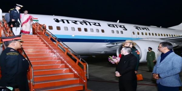 राष्ट्रपति द्रौपदी मुर्मु तीन दिवसीय झारखंड दौरे पर पहुंचीं रांची, कड़ी सुरक्षा के बीच लोकभवन पहुंचा काफिला