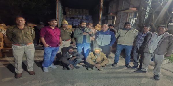 कैरी बैग की आड़ में लाखों की शराब तस्करी, दो गिरफ्तार