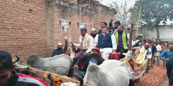 बैलगाड़ी पर पहुंचे संजय सिंह, मोदी-भाजपा और बजरंग दल पर जमकर बरसे