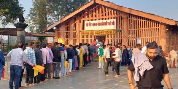 नए साल से पहले मां दंतेश्वरी मंदिर में लगी भक्तों की भीड़, धर्मशालाएं पूरी तरह भरी