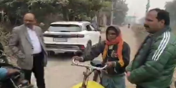 उर्वरकों की उपलब्धता एवं वितरण का स्थलीय निरीक्षण, किसान से की बातचीत