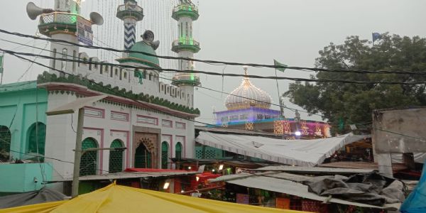 कंतित शरीफ के सालाना उर्स में जायरीनों ने की चादरपोशी