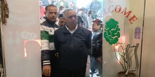 हिलकार्ट रोड चोरी कांड : मौके पर पहुंचे मेयर गौतम देव, व्यापारियों से की बात