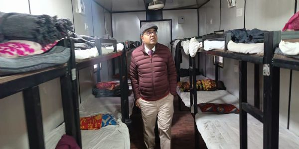 कानपुर में डीएम को रैन बसेरे में नहीं मिलीं मूलभूत सुविधाएं, केयर टेकर को लगाई फटकार