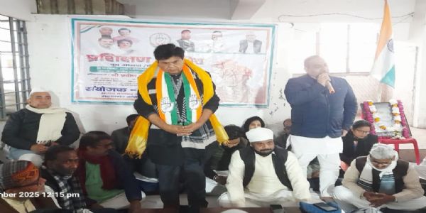 वाराणसी में कांग्रेस ने मनाया स्थापना दिवस,जिलाध्यक्ष ने किया पार्टी का झंडारोहण