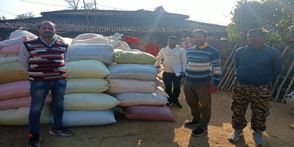 बलरामपुर : रात के अंधेरे में धान छोड़कर भागे तस्कर, प्रशासन ने की बड़ी जब्ती