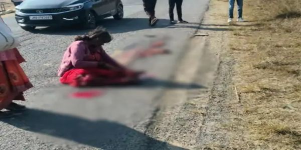 बलरामपुर : बस की लापरवाही ने छीनी एक महिला की सुरक्षित सवारी, पहियों के नीचे आई यात्री