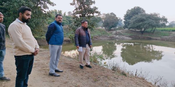 बलरामपुर : रामचंद्रपुर में अमृत सरोवरों की पड़ताल, जल संरक्षण पर दिया जोर