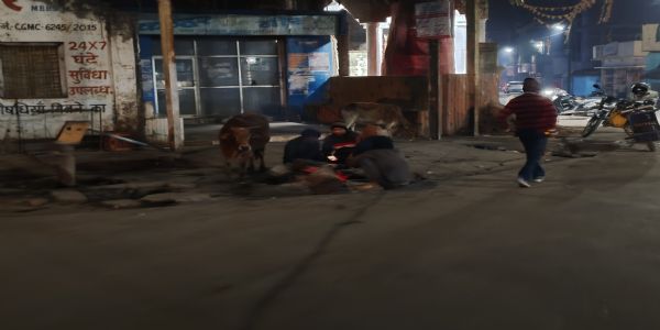 बलरामपुर जिले में शीतलहर का कहर : सात डिग्री पर सिमटा रामानुजगंज, अलाव बना सहारा