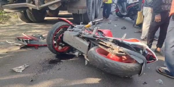 सड़क हादसे में हाई स्पीड बाइक खड़ी ट्रक से टकराई, दो की मौत