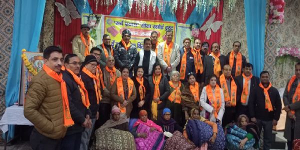 सर्वप्रयास सीता रसोई ट्रस्ट ने जरूरतमंदों को बांटे कंबल