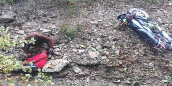 सड़क हादसे में नाबालिग की मौत, साथी गंभीर