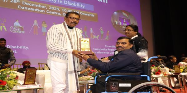 दुमका में पर्पल फेयर का आयोजन कर प्रतिभावान दिव्यांगजनों को किया गया सम्मानित