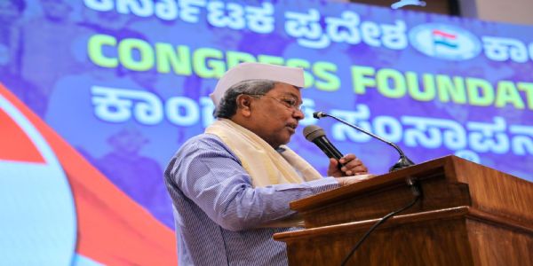 महात्मा गांधी का नाम मिटाने की साजिश को नाकाम करें : सिद्धारमैया