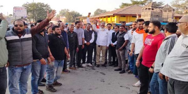 भाजयुमो ने कांग्रेस के पूर्व मुख्यमंत्री व पूर्व उप-मुख्यमंत्री का किया पुतला दहन