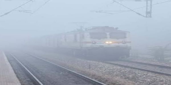 घने कुहासे से रेल सेवाएं प्रभावित, यात्रियों को परेशानी