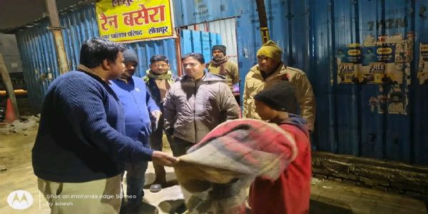 सीतापुर में कड़ाके की ठंड, डीएम ने रैन बसेरों का किया औचक निरीक्षण