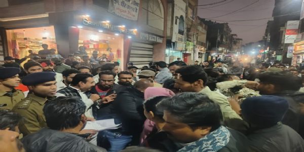 नागदाः छेड़छाड़ की घटना में रिपोर्ट नहीं में लिखने पर हिंदूवादी नेताओं ने किया थाना परिसर में प्रदर्शन