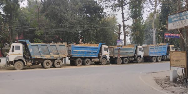 जौनपुर में अवैध खनन पर सख्ती, चार डंपर हुए सीज