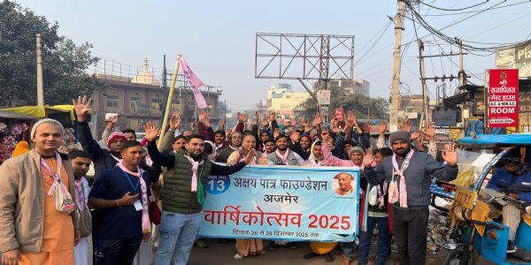 अक्षय पात्र फाउंडेशन के 910 कर्मचारियों ने की गोवर्धन परिक्रमा यात्रा