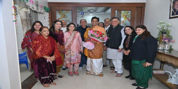 विधानसभा अध्यक्ष सतीश महाना, सांसद रमेश अवस्थी के आवास पहुंचे कवि कुमार विश्वास