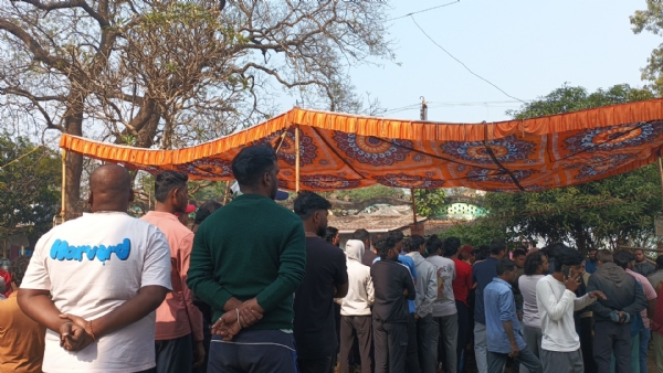 मृतक उदय के लिए उमड़ी भीड़ मृतक उदय के लिए उमड़ी भीड़