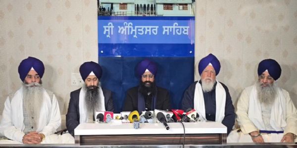 अकाल तख्त साहिब की बैठक में भाग लेते सिंह साहिबान