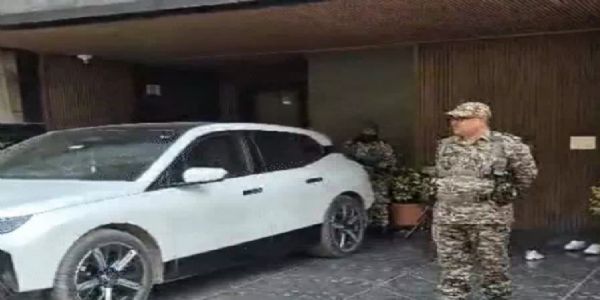 रायपुर के लॉ-विष्टा सोसाइटी स्थित हरमीत खनूजा के निवास पर ईडी की कार्रवाई के दौरान तैनात सुरक्षाकर्मी रायपुर के लॉ-विष्टा सोसाइटी स्थित हरमीत खनूजा के निवास पर ईडी की कार्रवाई के दौरान तैनात सुरक्षाकर्मी