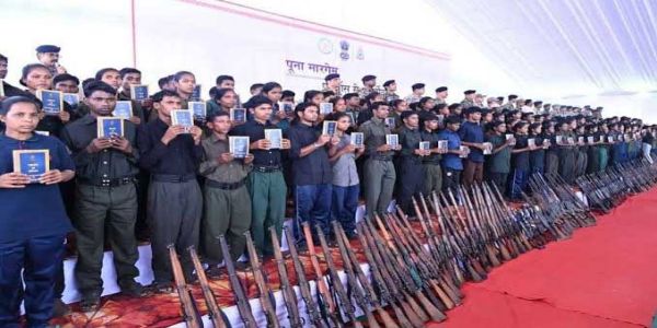 बस्तर के नक्सल मोर्चे पर वर्ष 2025 सफलता के लिए इतिहास में हुआ दर्ज, आत्मसमर्पण की फाईल फाेटाे