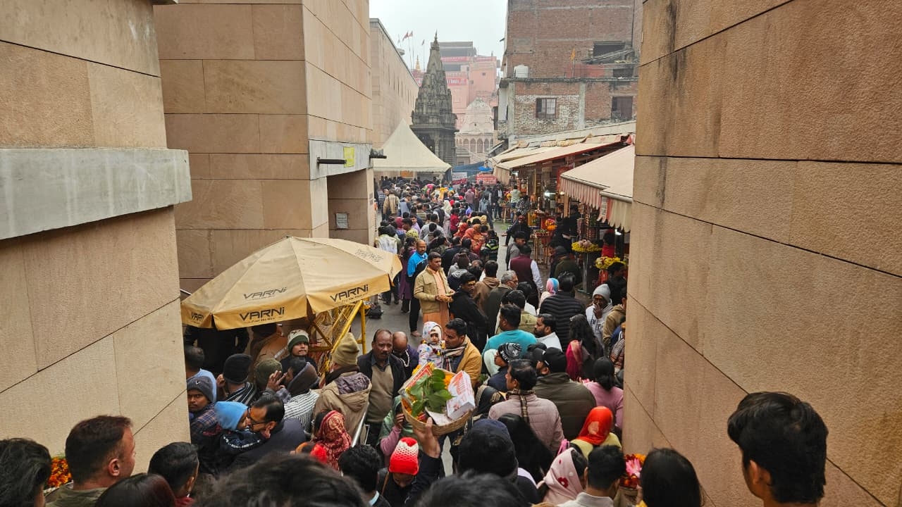 काशी विश्वनाथ मंदिर दर्शन के लिए उमडी भीड