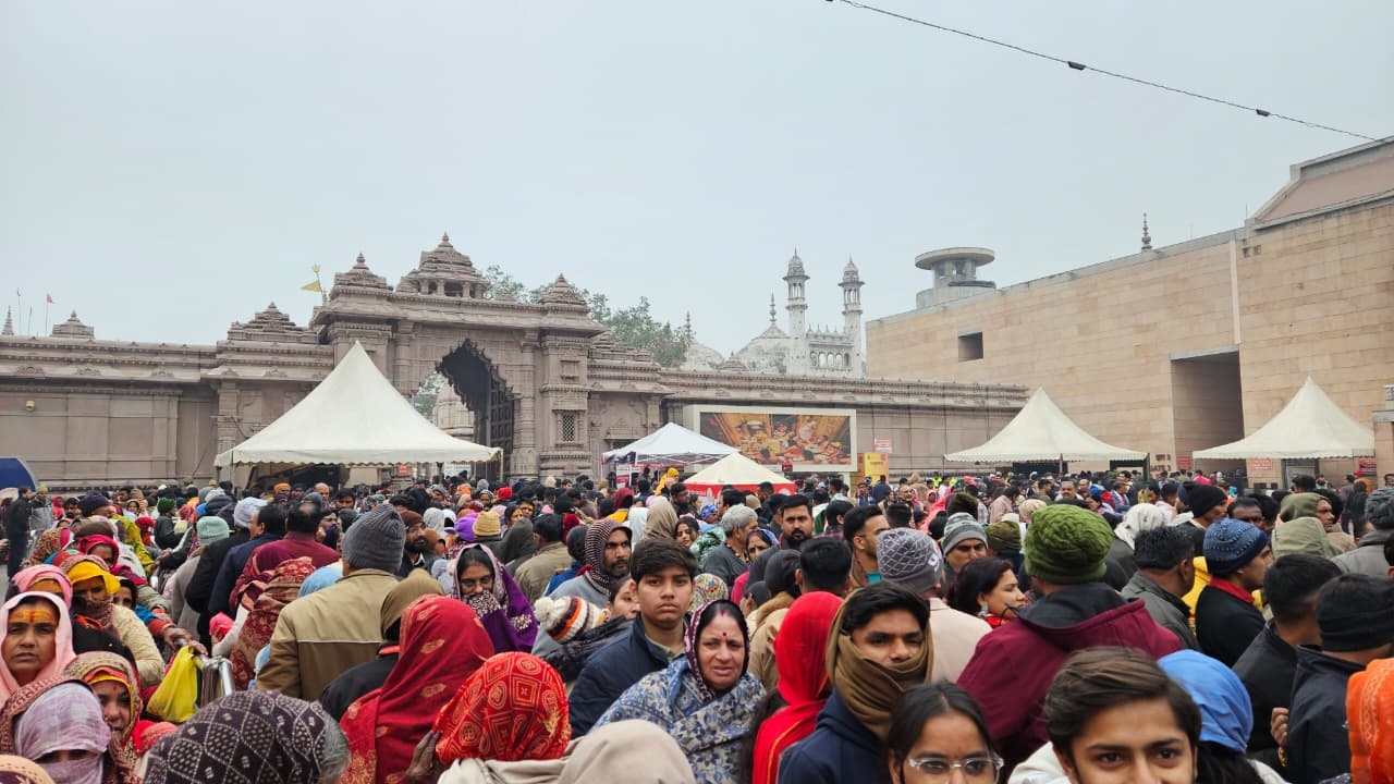 काशी विश्वनाथ मंदिर दर्शन के लिए उमडी भीड
