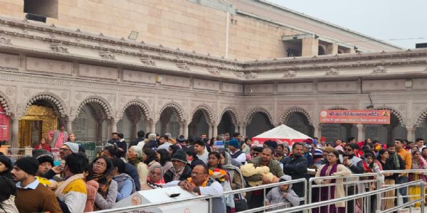 काशी विश्वनाथ मंदिर दर्शन के लिए उमडी भीड