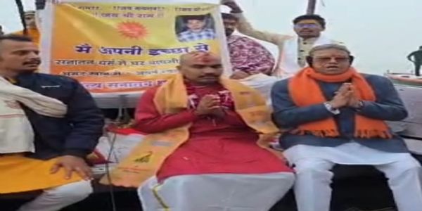 मध्य प्रदेश के असद खान नाव पर बैठे हुए मध्य प्रदेश के असद खान नाव पर बैठे हुए