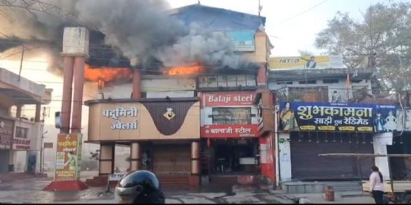 काेरबा में पद्मिनी ज्वेलर्स की दुकान में लगी भीषण आग, माैके पर पहुंचे दमकलकर्मी
