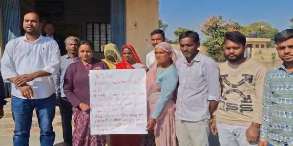 एनएच 158 की सात सौ मीटर सड़क बनी आंदोलन की वजह, खून से लिखा ज्ञापन