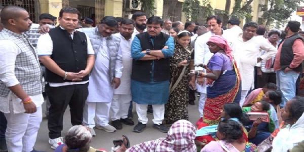 कांग्रेस ने सरकारी दुकानों में राशन के ल‍िए जनता को हो रही परेशानी को लेकर क‍िया प्रदर्शन, सौपा ज्ञापन