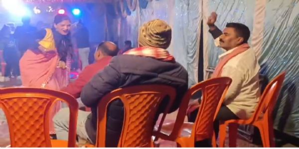 अश्लील गाने पर नर्तकियों के साथ डांस करते सरकारी शिक्षक का वीडियो वायरल