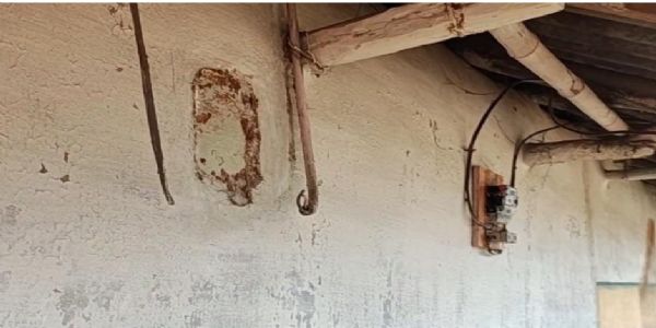 आदिवासी टोला में घरों से बिजली मीटर की हुई चोरी