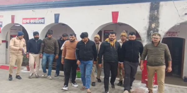 फिरोजाबाद में हाइवे पर कारों से कर रहे थे स्टंटबाजी, पुलिस ने 8 आराेपिताें काे किया गिरफ्तार