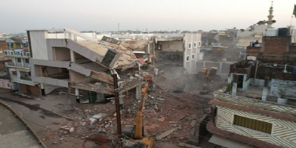 अशोकनगरः अवैध निर्माण पर चला जिला प्रशासन का बुलडोजर, 10 करोड़ की संपत्ति की जमीदोज