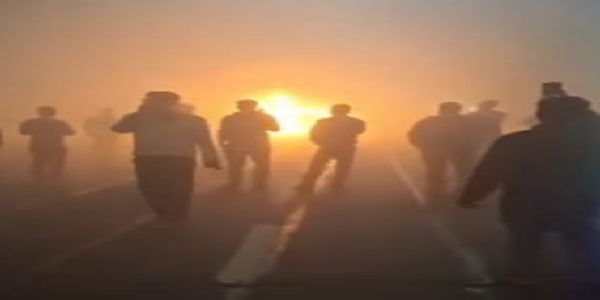 नोएडा एक्सप्रेसवे पर चलती हुई कार में लगी आग, बाल बाल बचा चालक