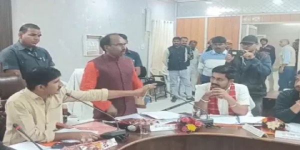 डूंगरपुर दिशा बैठक: विधायक- सांसदाें के बीच तीखी बहस, सुरक्षाकर्मियों ने किया बीच-बचाव