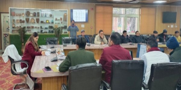 डीएम ने परिषदीय विद्यालयों के पठन—पाठन और सुविधाओं की समीक्षा की, कहा—ऑपरेशन कायाकल्प पर ठीक से करें अमल